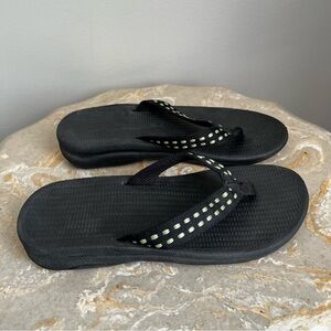 Eddie Bauer 7 - 8 Black Flip Flop Sandals with Lime Stitching
